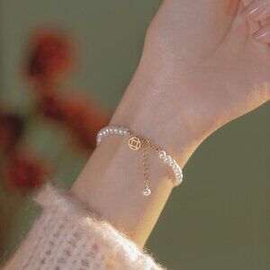 NWT: White Peal Coin Bracelet